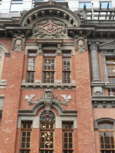 Taipei.  Fine Arts Muséum, un artisan réalisant des « tatami », belle façade d’un immeuble « du temps de la colonisation japonaise »,  et Di Hua Jie 迪化街