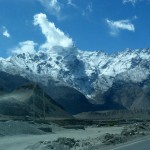 Karakoram Highway, l’une des plus haute route au monde, en passant à 4400 m