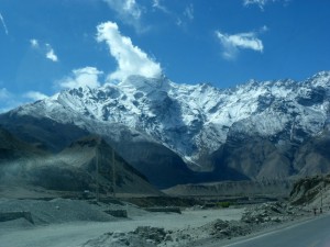Karakoram Highway, l’une des plus haute route au monde, en passant à 4400 m
