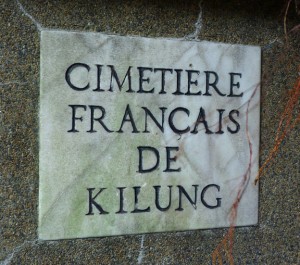 Keelung. Cimetière Francais. Avant qu’il ne soit vandalisé en novembre 2012. Temple Zhupu Altar