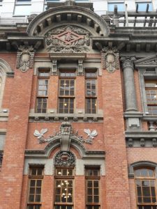 Taipei. Fine Arts Muséum, un artisan réalisant des "tatami", belle façade d'un immeuble "du temps de la colonisation japonaise", et Di Hua Jie 迪化街